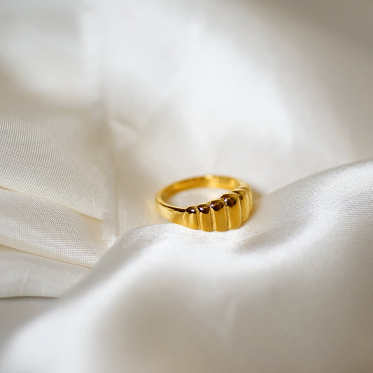 Croissant Ring - Gold